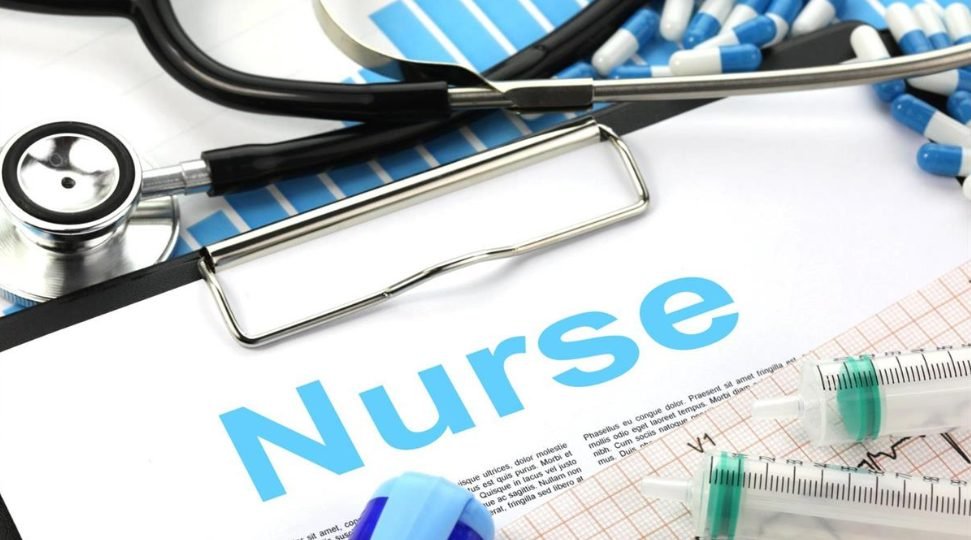 नर्स कैसे बनें? (How to Become a Nurse?)